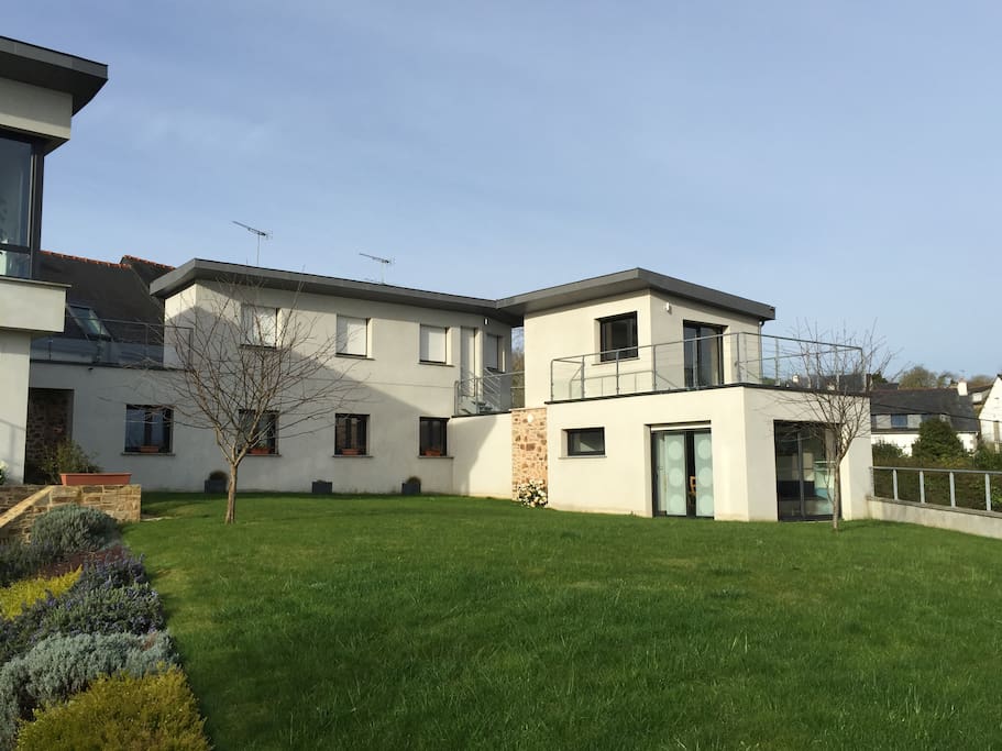 Notre habitation avec l'appartement à l'étage