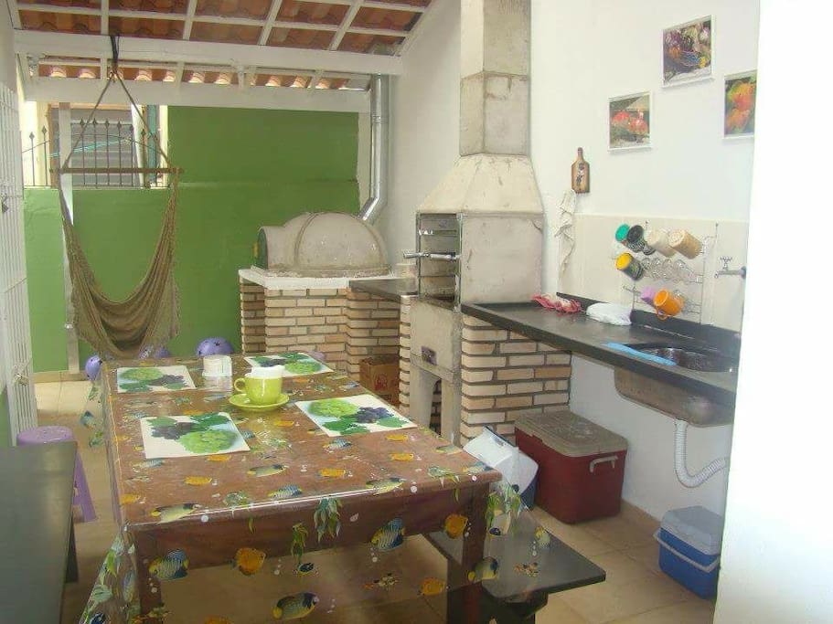 Área externa com churrasqueira e forno de pizza