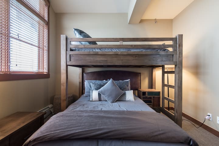 Банята за гости включва двойно легло и единично легло с изглед към KT -22 и Reddog. 