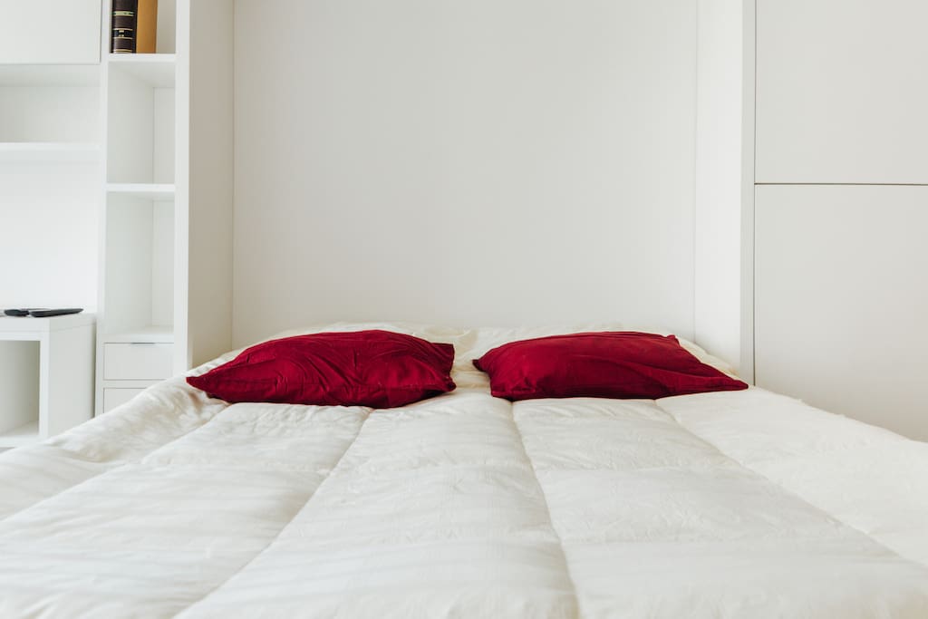 Cama queen, escritorio