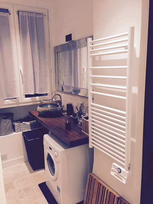 salle de bain avec Vasque, Radiateur et sèche serviettes, Machine à laver