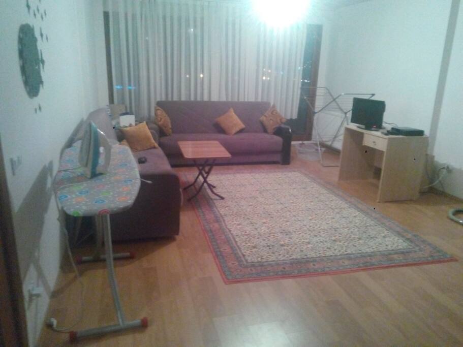 Evim 2 oda 1 salondan oluşmaktadır. Diğer odada fotoğraftaki odayla anı konsepte sahiptir.
The house consists of 2 personal rooms and 1 living room. In the other room has the concept of moment with the room at the photo .