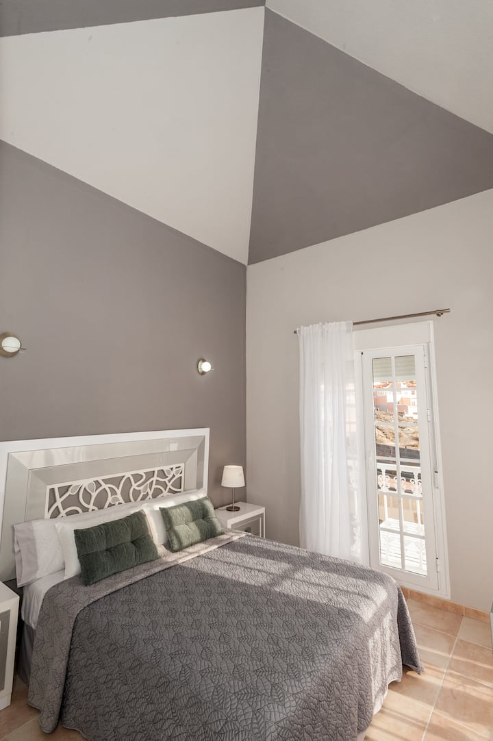 Espectacular techo natural pintado a este dormitorio en el último piso de la casa ,una obra maestra exclusiva.