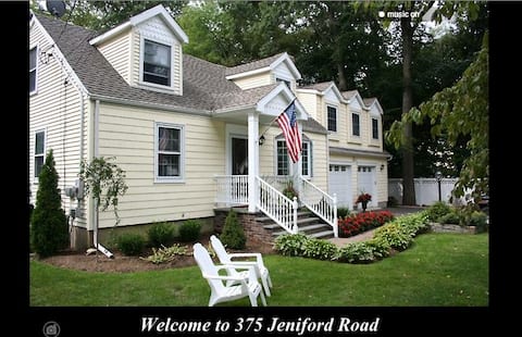Bright, private 1,000 sq. ft. 1-Bedroom Apartment