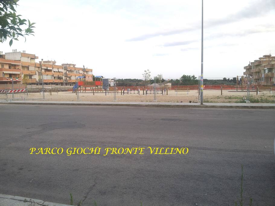 fronte villino con parco giochi bimbi