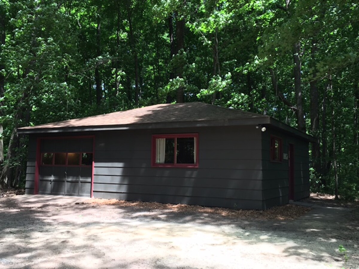 Kuća na kat i prostor za igru nalaze se u blizini brvnare.