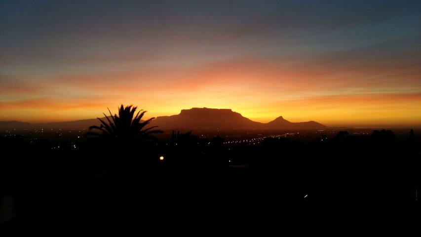 Luxury flat with magnificent views in Plattekloof gallery image 5