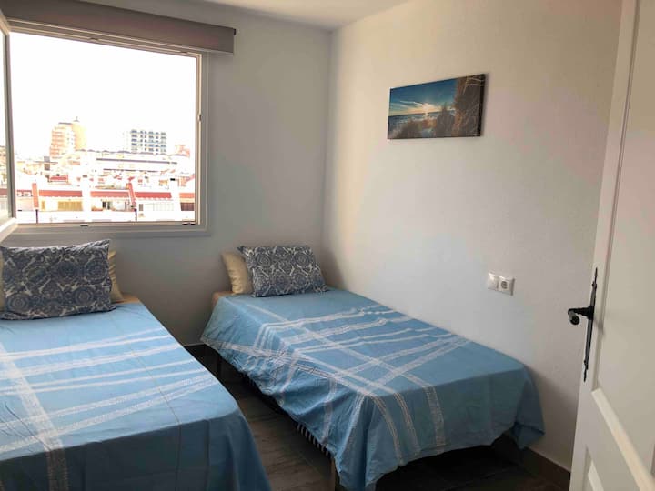 卧室、2张单人床