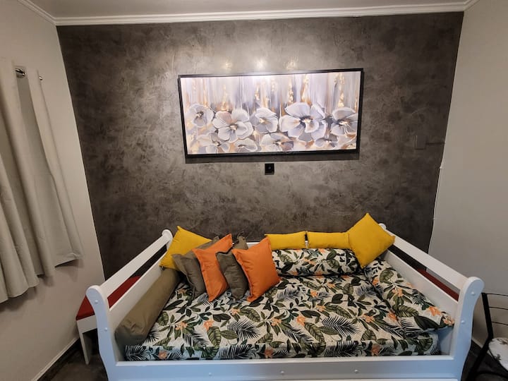 ใต้กรอบมีสวิตช์ดิจิตอลสำหรับไฟทางอ้อม