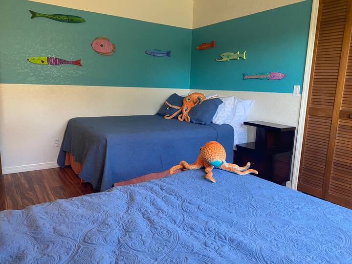 Tretia spálňa je vyzdobená ručne maľovanými rybami a hravými morskými prvkami.  Izba má dve veľké postele a veľkú komodu.  Dlhá šatníková skriňa ponúka veľa priestoru na policiach.