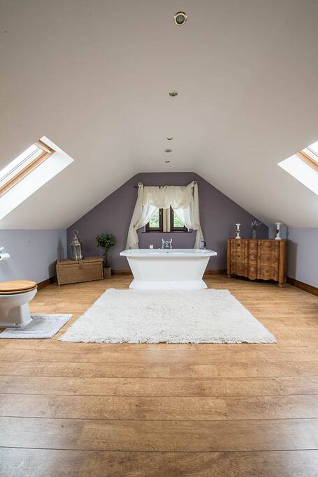 The Stables room bathroom