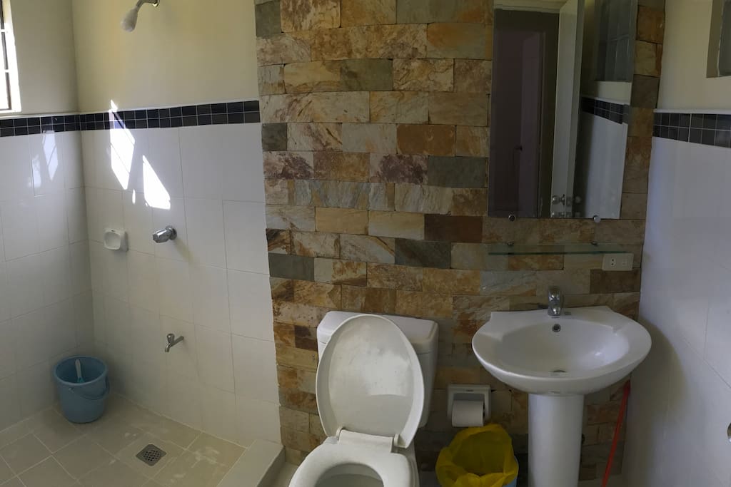 Main Bathroom (Shared)