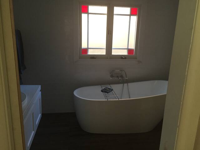 1921 15kms from Syd CBD w mineral Pool Spa parking gallery image 5