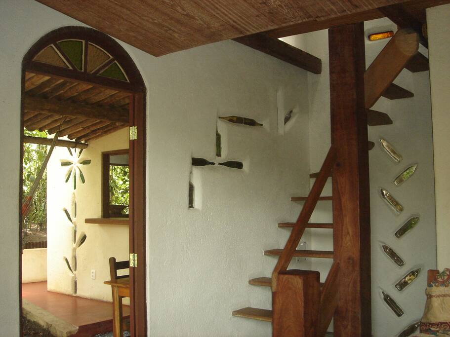 Sala e escada para o mezanino quarto