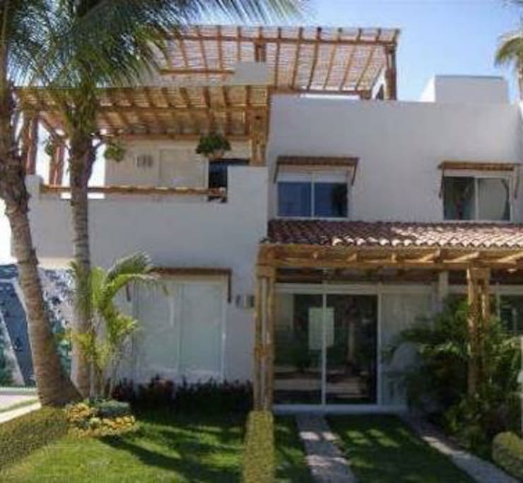 Fachada de la villa