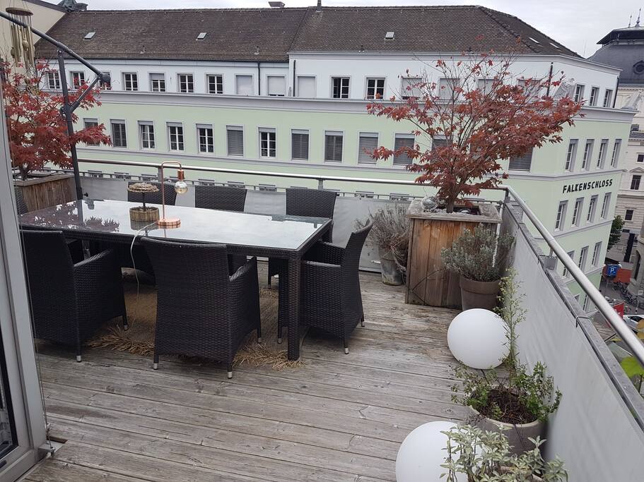 Esstisch für 8 Personen auf Terrasse