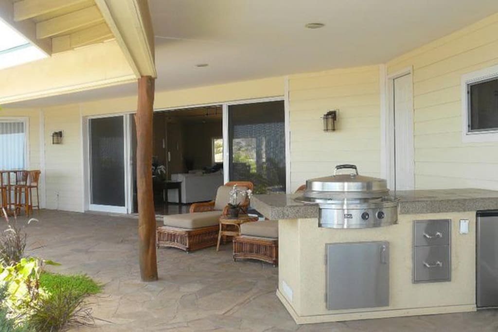 Covered Lanai with built in B