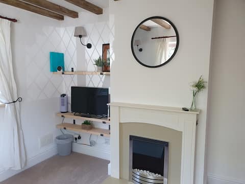 Popular Airbnb listing: Peaceful Escape: Relaxing Retreat near Tamworth in North Warwickshire