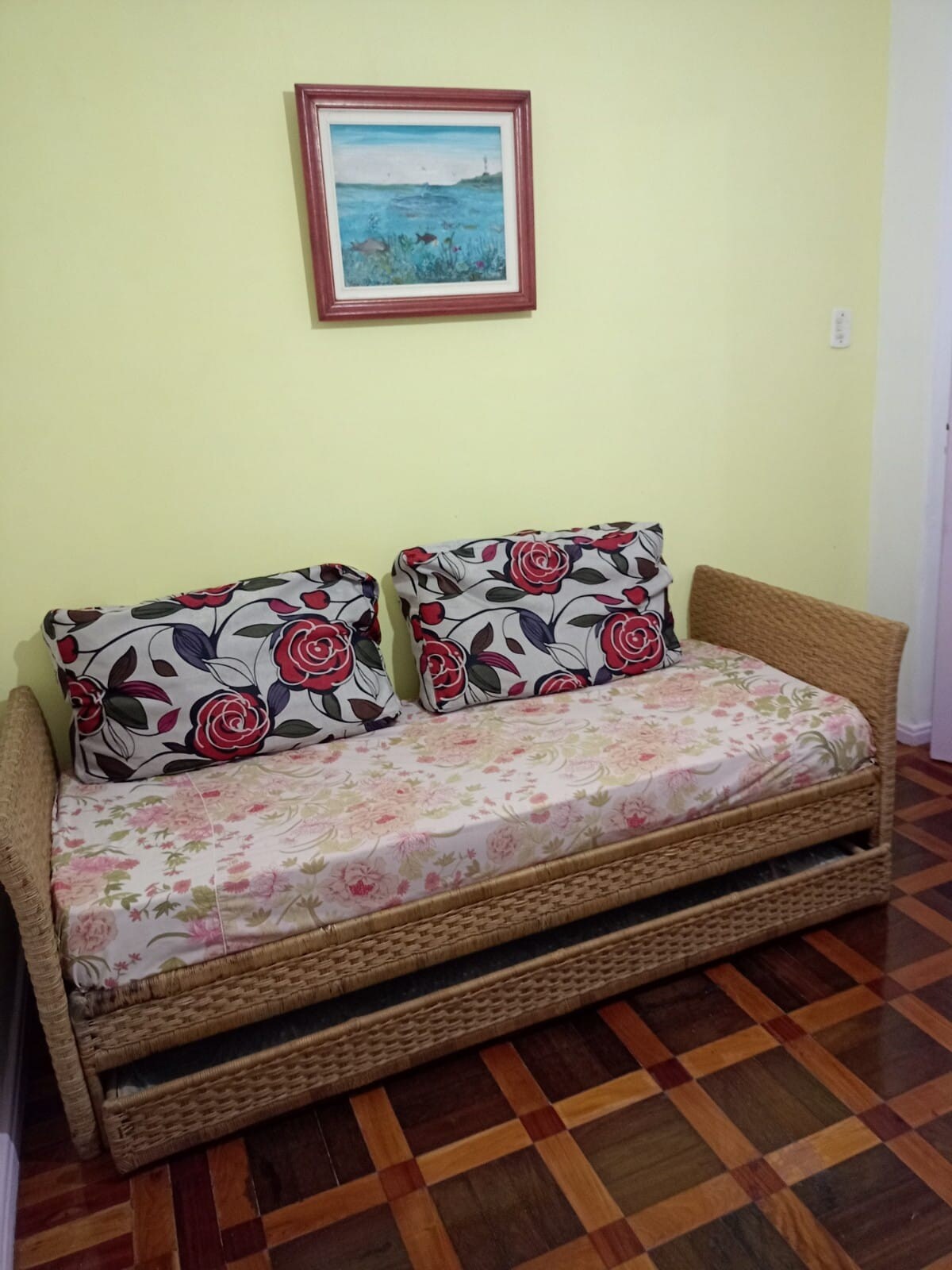 โซฟาที่สะดวกสบายพร้อมเตียงเสริม