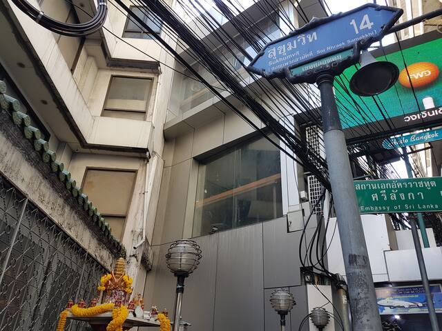 DOOR STEP TO BTS ASOK. COZY 2 BEDROOM SUITES gallery image 3