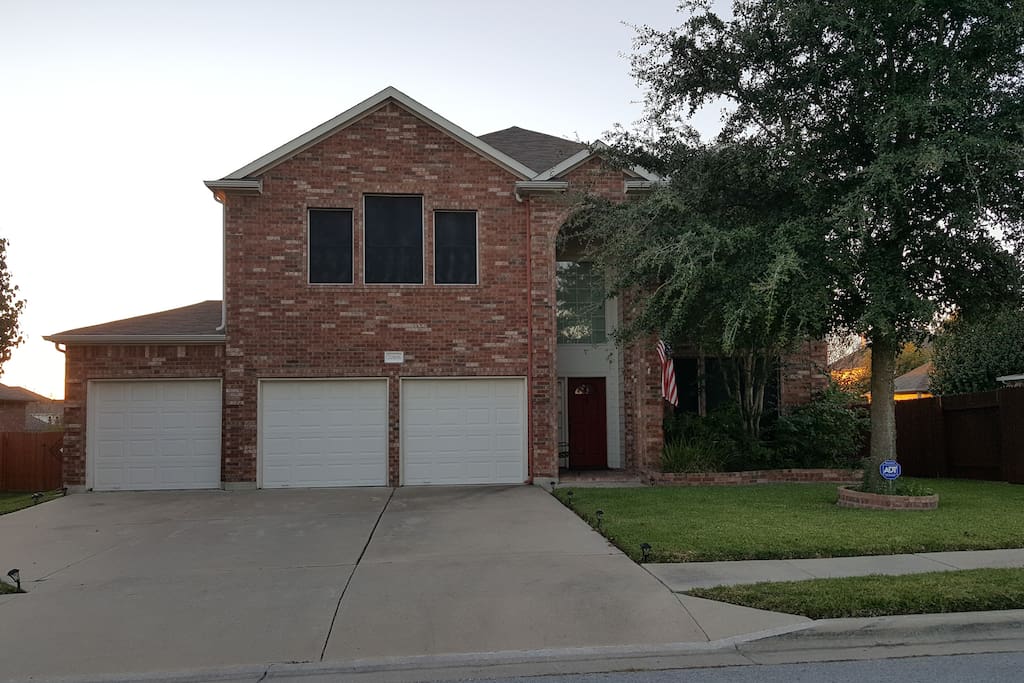 Charming 4 bed/2 bath with all modern conveniences including gourmet kitchen w, dishwasher, washer/dryer. Equipped with most everything you need including linens, towels, Cable TV, Netflix and High-Speed WiFi. This home is designed for couples or business travelers.