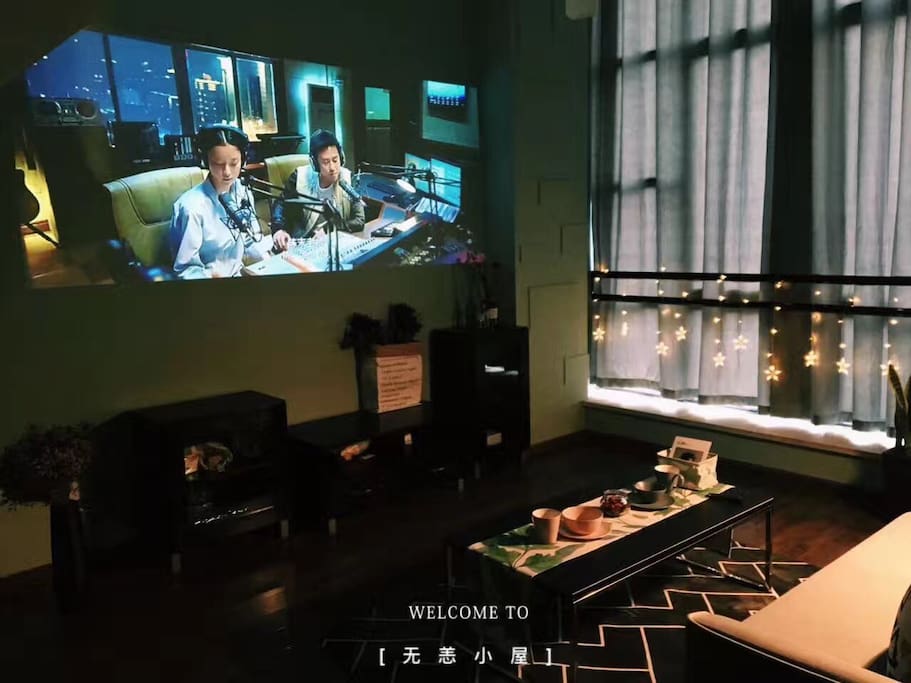 极米100寸投影,内置爱奇艺、芒果TV(海量电影、剧集及综艺),白天也可正常观影。就这样在家窝上一整天吧。