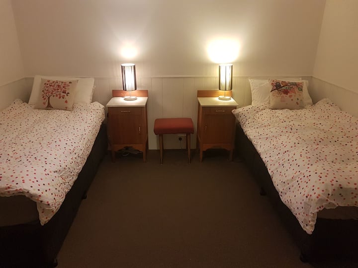 vitanda vya watu wawili