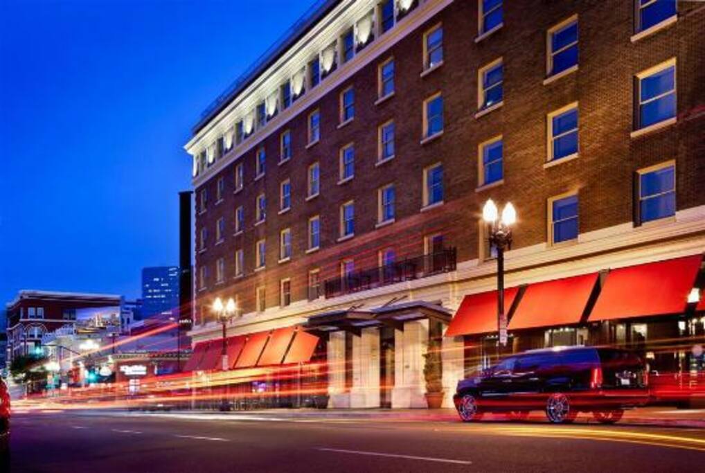 Bunch of restaurants/bars/nightlife are 2 blocks away