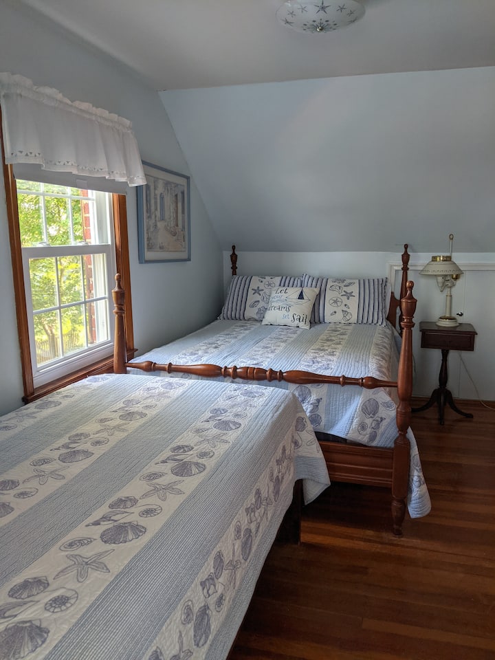 Camera da letto al piano superiore con 1 letto matrimoniale e 1 letto singolo. Vista sull'acqua.