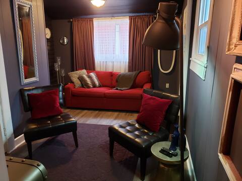 Queen Bed - Artsy, Trendy, Fun Apartment Space