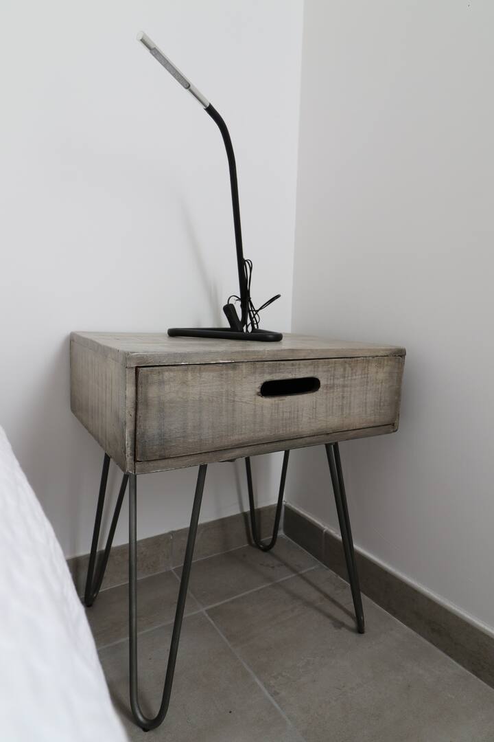 配备床头柜和电子阅读器的房间