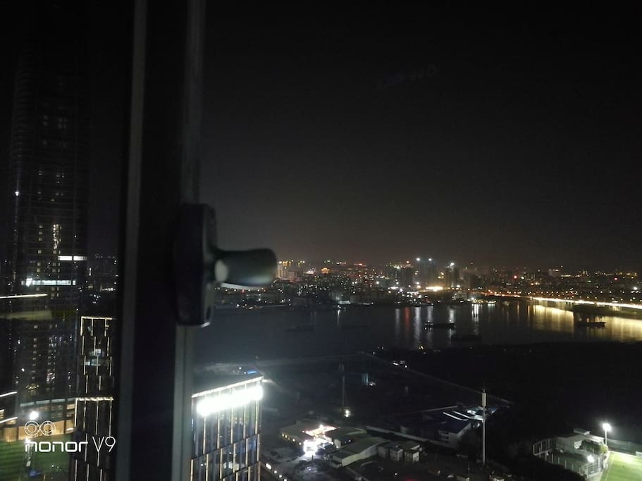 晚上在床上可以看到珠江夜景,很是享受
