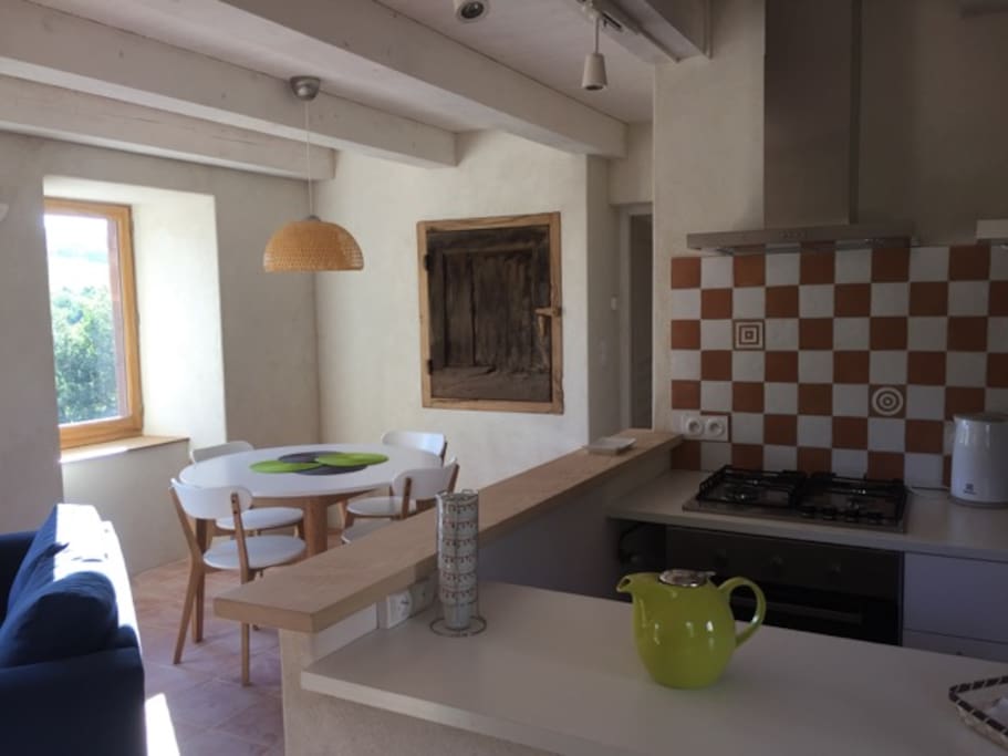 le coin salle à manger et le coin cuisine