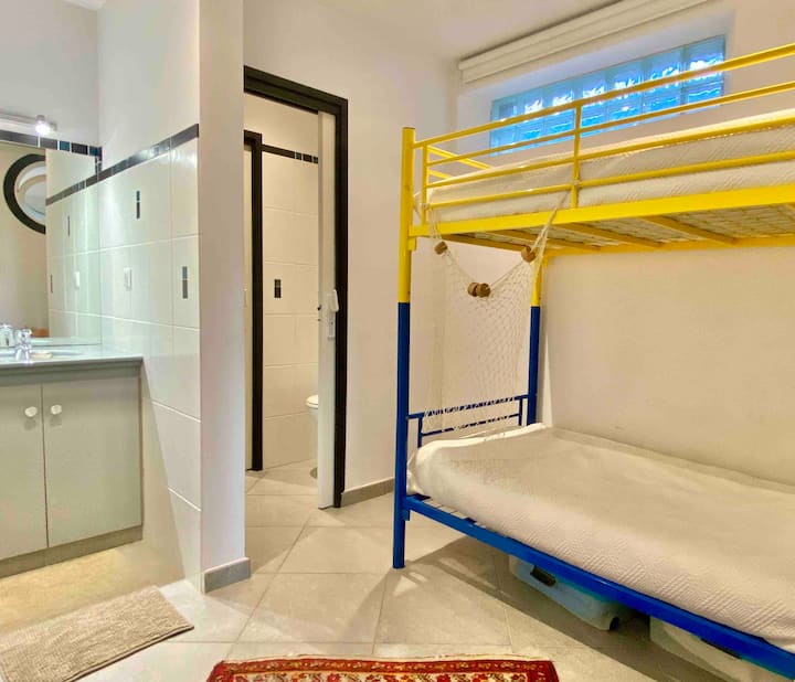 חדר שינה 3 עם גישה ישירה לשירותים מס '1.