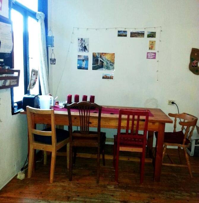 Tisch im Wohnzimmer, links ist die kleine feine Küche (table in the living room, to the left is the small but nice kitchen)