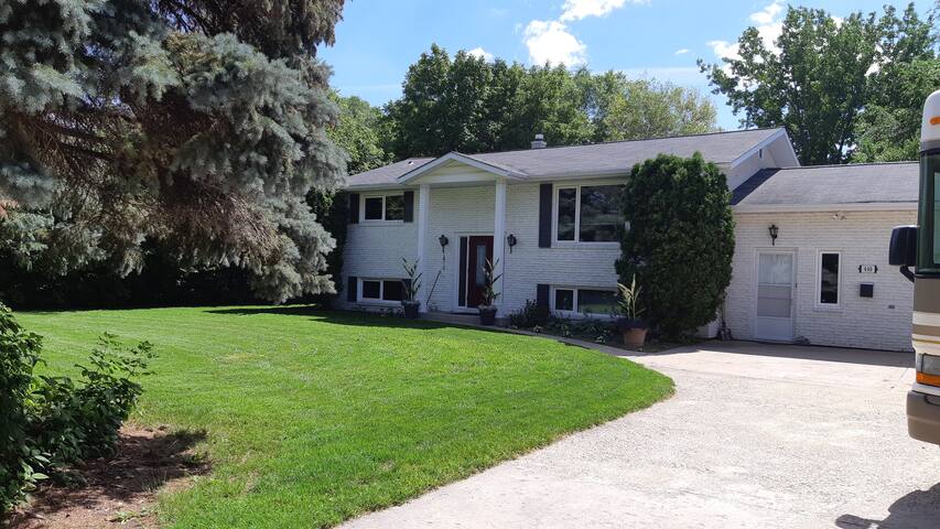 Peace&quiet in 3 bdrm guesthouse on park like lot.