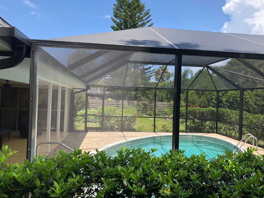 The entire pool area is inside of this covered linai area. This keeps bugs out, but lets all of that great Florida sunshine through. Don't forget the sunscreen!