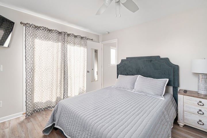Bedroom #5, Queen Bed
