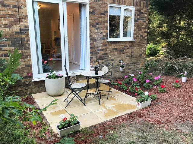 Cheshire Garden Apartment - Nr MAN Airport/MCR