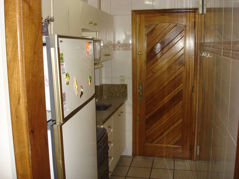 COZINHA COM ARMÁRIOS, FOGÃO, MICRO ONDAS E GELADEIRA DUPLEX