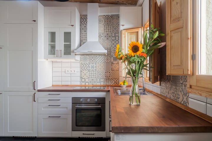 Newly renovated studio, trendy borne area, terrace