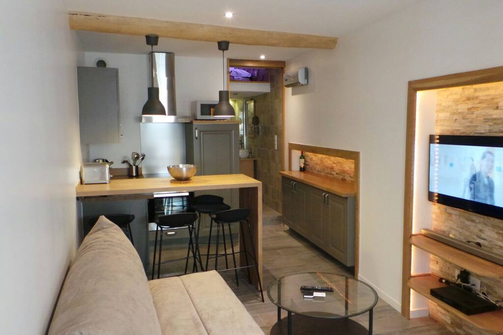 séjour avec un canapé lit ayant un couchage confortable