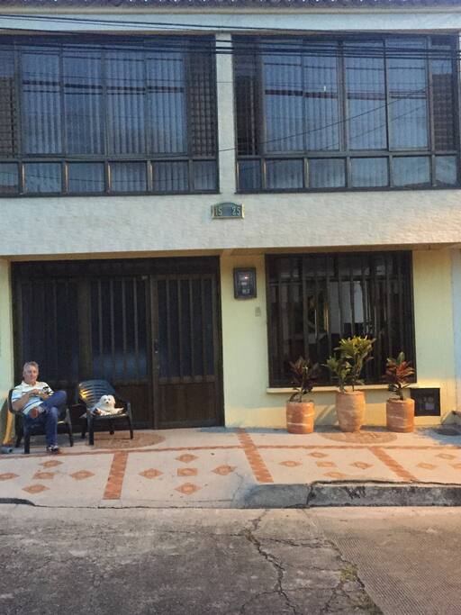 House front , frente de la casa