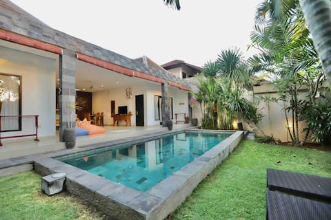 Tropical 2BR Villa. 10 min walk to Padma Beach