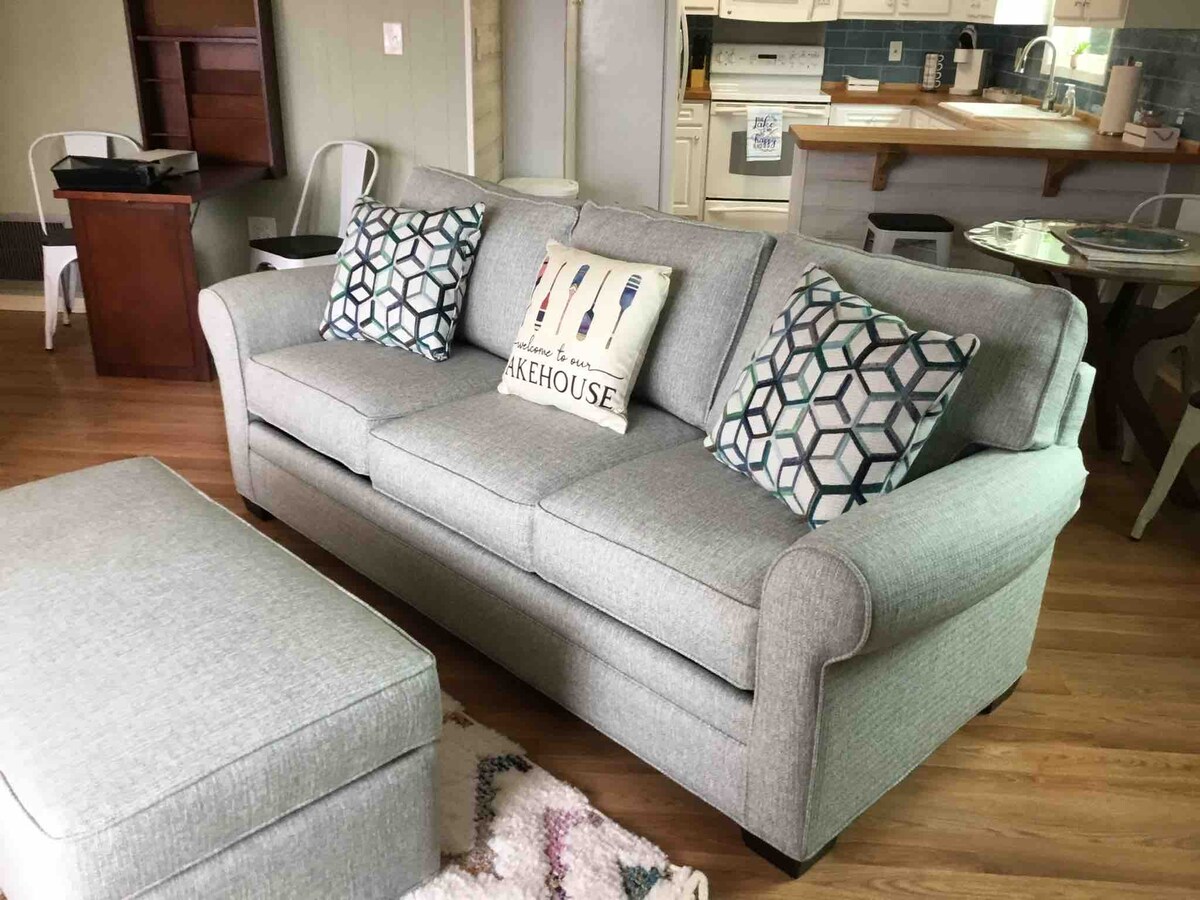 Obývačka s manželskou posteľou Queen