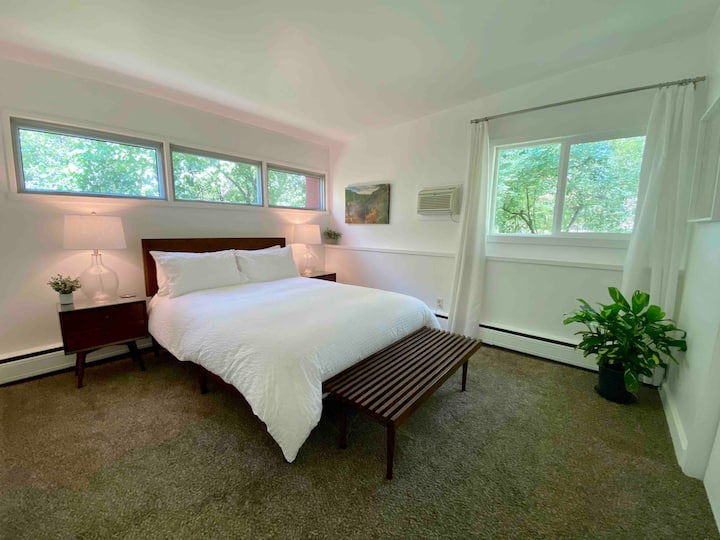 "The beds are very comfortable, everything was clean and we appreciated the towels, shampoo/conditioner/ shower gel that she provided. Would definitely recommend this house!"