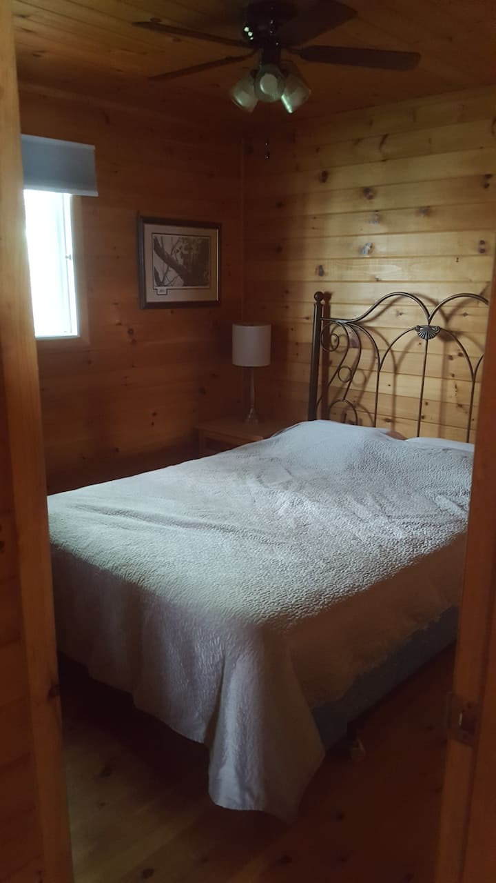 Second bedroom 1 queen bed 