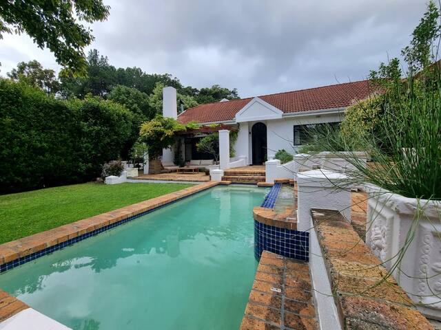 Kirstenbosch Retreat with Pool & Braai Area gallery image 2