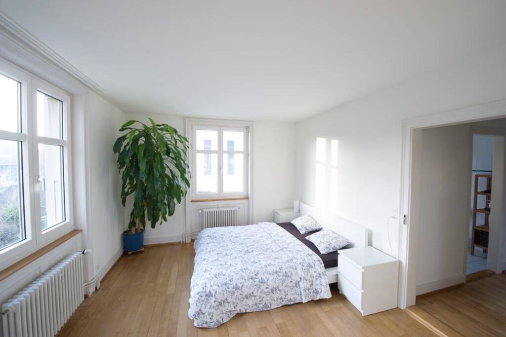 Helles Schlafzimmer mit grossem Bett