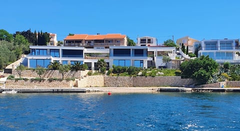 Popular Airbnb listing: Palms & Beach Maslenica in Općina Jasenice